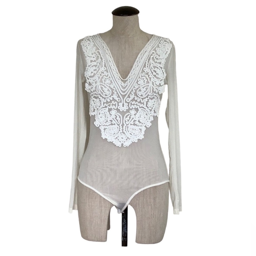 Mesh top with detailing